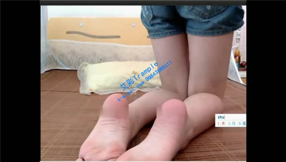 小女孩边和网友聊天边展示玉足