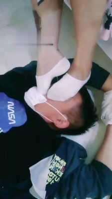 【褒姒女王】楼道里抓住bt虐成狗 bf18559