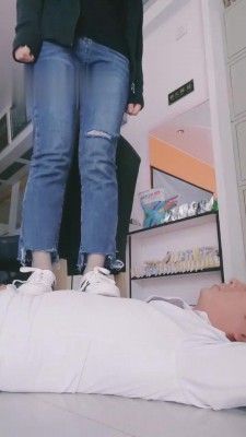 【小贱mt】素人全体重踩踏专场 bf12025