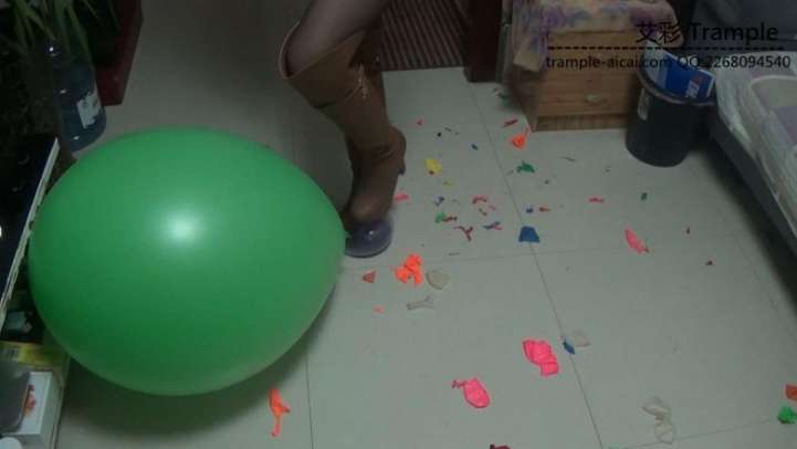 黑丝高跟靴子踩气球