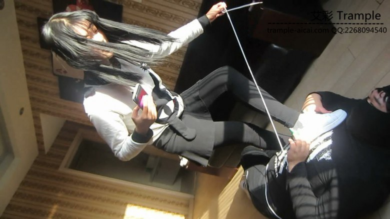 剧情美女休闲板鞋羞辱踩踏偷鞋贼