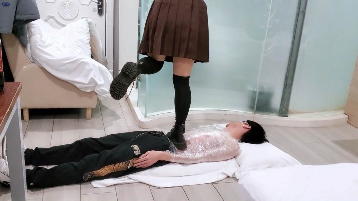 【橘子粥】保鲜膜缠身强制踩踏 YC-230223-7