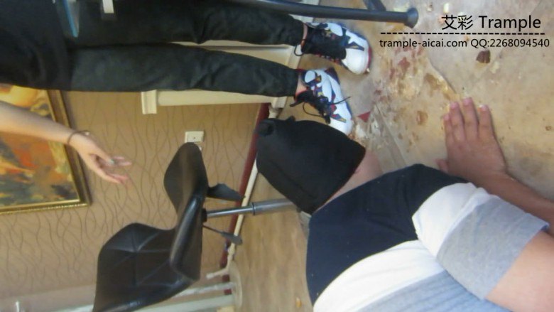篮球长腿美女aj脏篮球鞋踩踏喂食语言羞辱