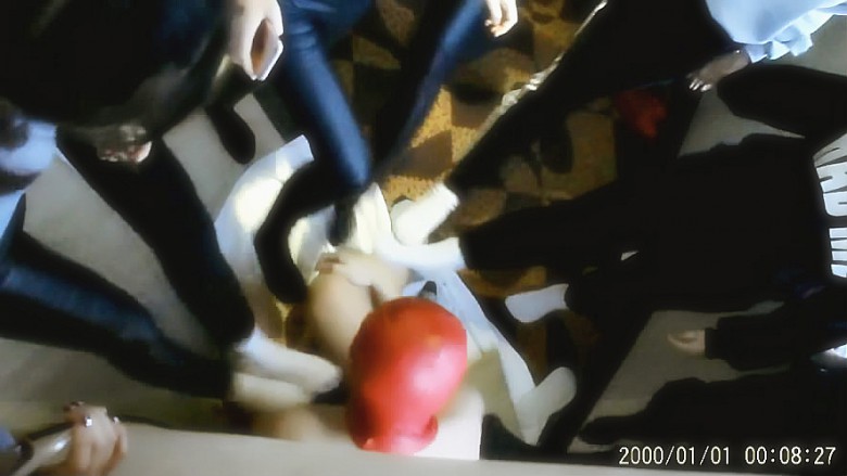 不良少女圈踢套头猥琐男