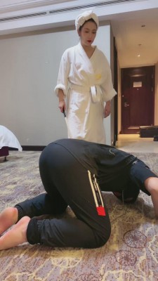 【鑫儿教头】踩踏喂食/圣水/圈养奴 bf12134