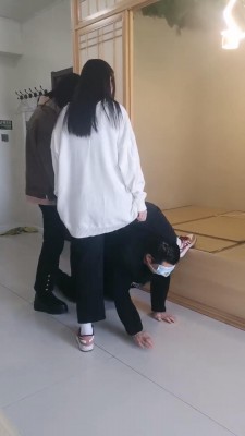 【吴迪】双素人姐妹艺术训练骑马/踩踏/闻舔脚 bf22524_HD绳艺资源