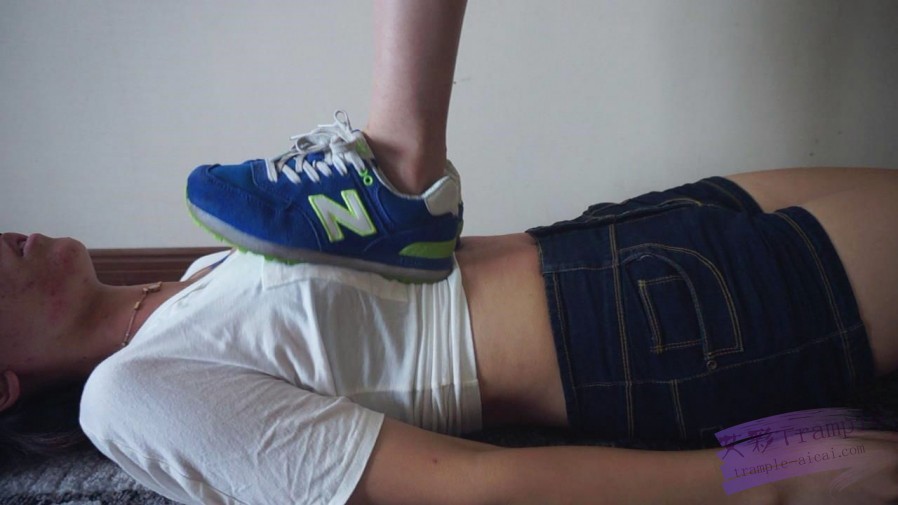 『小妮女女』白袜运动鞋的羞辱践踏女奴