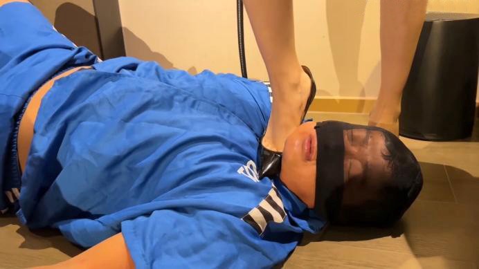 （全新）剧情片监狱长苏老师暴力鞭打调教犯人【苏曼】高跟踩踏鞭打调教 YC-221126-7