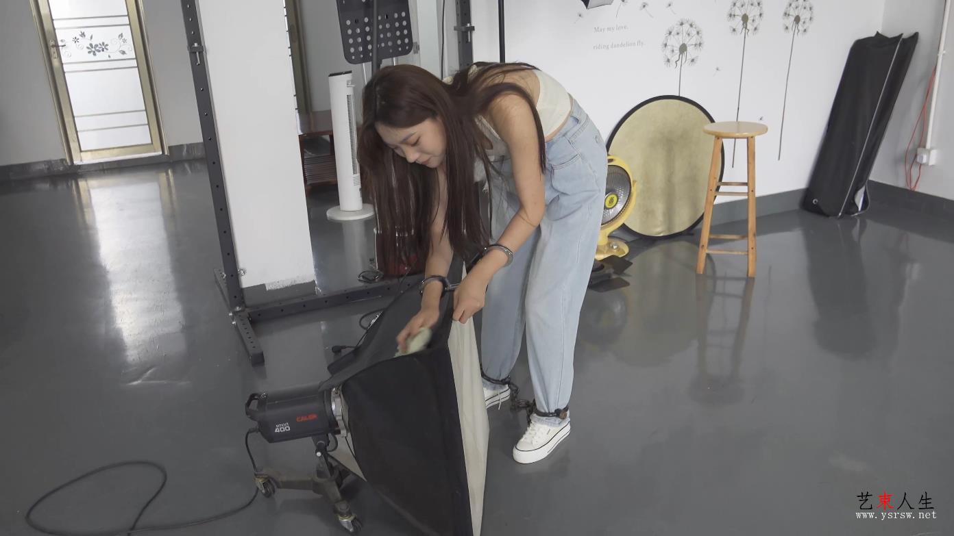 【艺束人生】2022_36期视频  楚楚戴着镣铐做家务体验