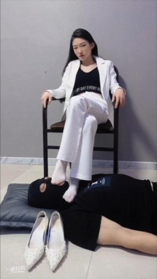 初柒臭丝脚女教师白丝高跟踩踏学生闻舔脚-女教师仿岛国剧情职业装调教 YC-220710-3