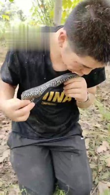 【辣妹s】户外抓住跟踪狂魔