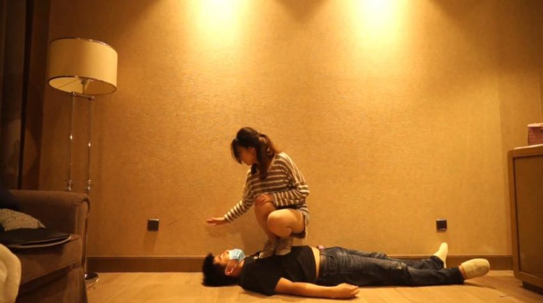 希雨归来暴力踢裆踩踏踹腹