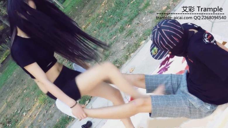 美女公园教闺蜜踢裆虐蛋（有花絮） 180624-6