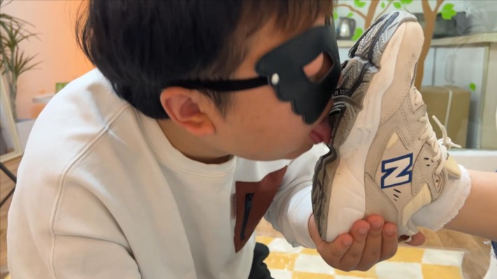 【子怡】带闺蜜戏弄羞辱毯子，舔两双鞋底闻袜子