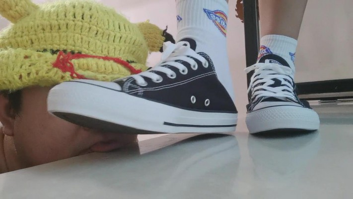 【不良女学生】匡威鞋底踏舌头 YC-220807-4