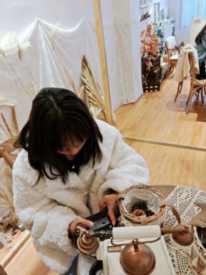 【00后蕬小乃】和表妹一起用脚喂M吃东西_HD绳艺资源