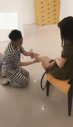 【VIVI】女警调教两囚犯