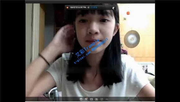 小女孩边和网友聊天边展示玉足