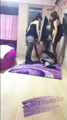 三位女主爆踢内裤小偷