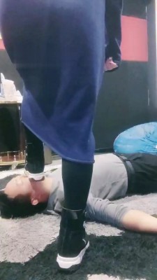 【敏敏郡主】电影院舔素人脏鞋【双视角版】 bf22171