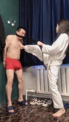 剧情-初柒双s跆拳黑帮女老大带女手下审讯叛徒【LAPAPA】双S踢踹踩裆深喉 YC-220704-3