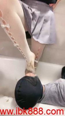 套路直播【小劳拉】白丝脚喂食 呕吐物 口水圣水 bf23380