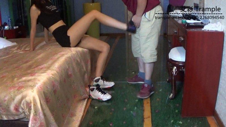 偷闻女主内衣遭虐打