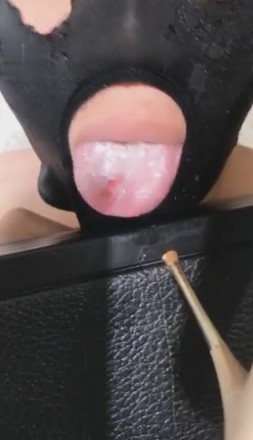 VIVI-第一视角踩舌头