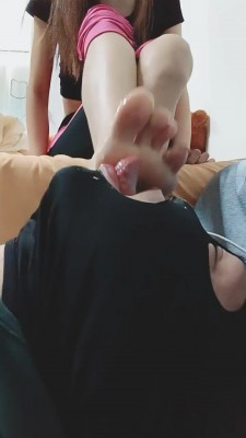 【美娜格格】家奴舔脚伺候起床 bf22732