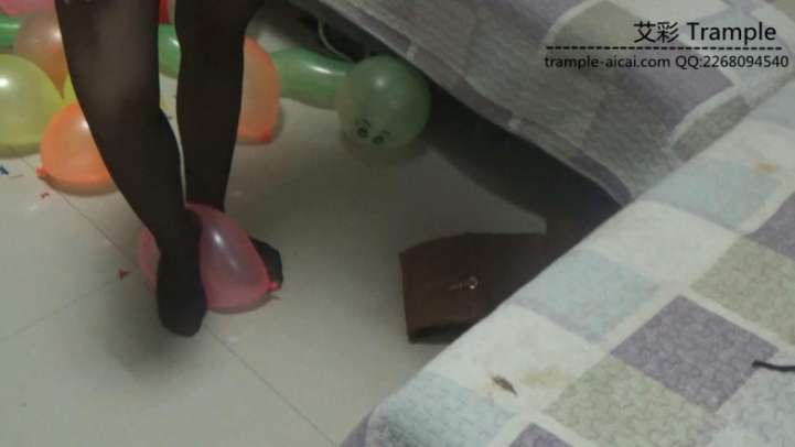 黑丝高跟靴子踩气球