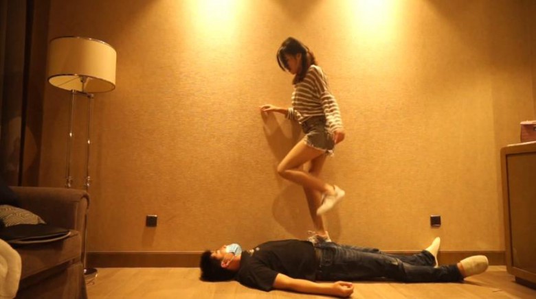 希雨归来暴力踢裆踩踏踹腹