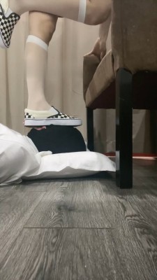 【晨希S】训练懵懂第一次的小奶狗轻度踩踏深喉 bf15733