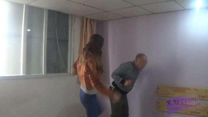 跆拳道美女人肉沙包