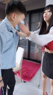 00后浅夏S脏高跟羞辱舔鞋-暴力踢蛋酷刑责罚！