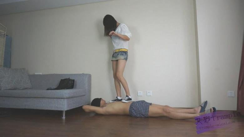 『依玲公主』依玲公主的白袜帆布鞋踩踏，舔闻