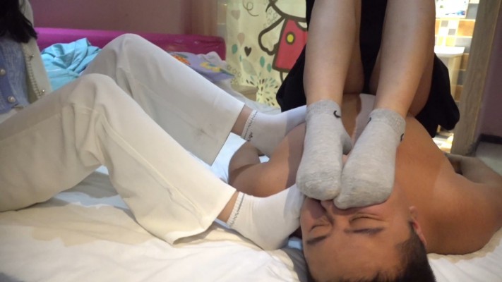 【校园女流氓】下课后臭袜摧残社会废物