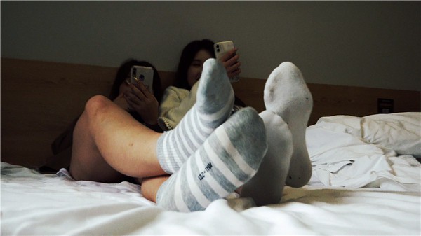 【校园女流氓】POV臭原味谈笑间羞辱除臭脚奴