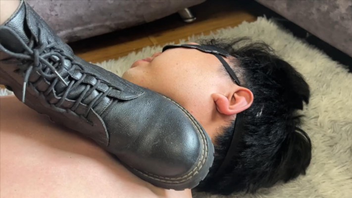 【子怡】黑丝靴子棉袜塞嘴踩踏清理鞋底 YC-220629-2