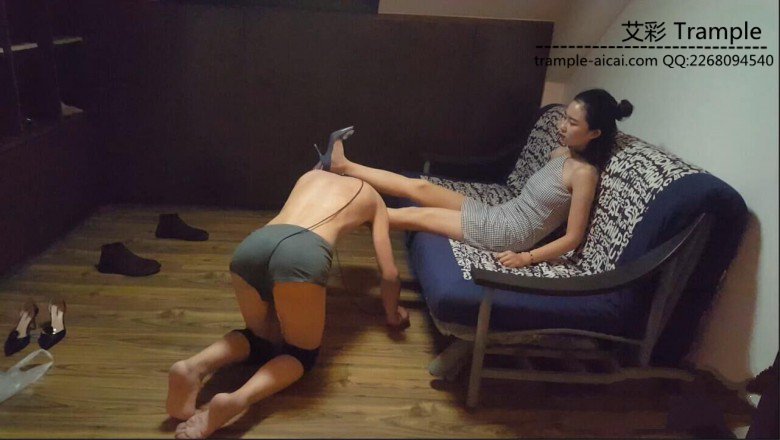 最新艾丝女王居家系列—–调教不听话的初学者