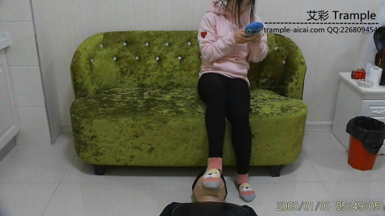 学生一族手机党妹妹脚虐