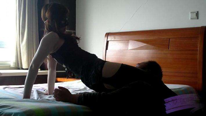 莉莉美腿魅惑足责绞杀