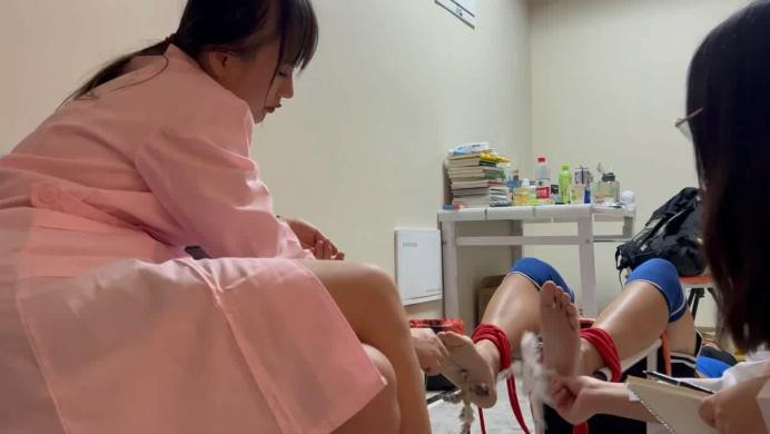 【珂玥】调戏护士反被揍 咸猪手色狼调戏护士小姐姐反被调教成舔脚狗 YC-220804-3