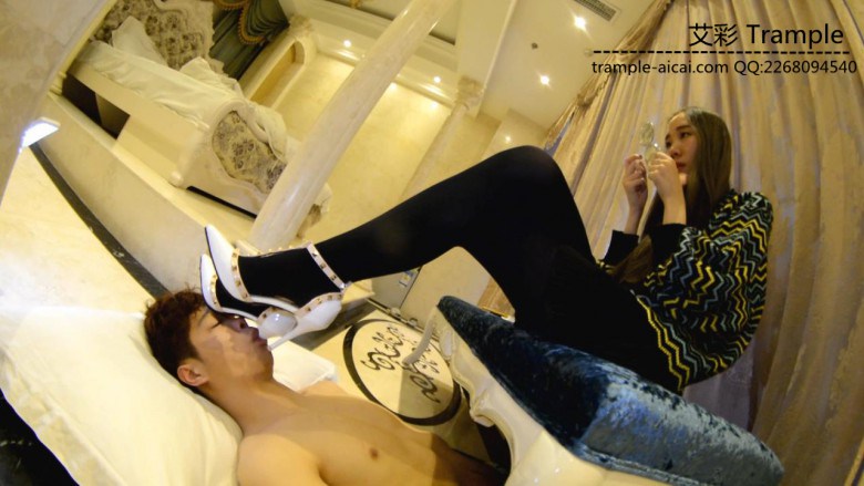 『奴隶岛』—萱萱无情踩刺脚垫