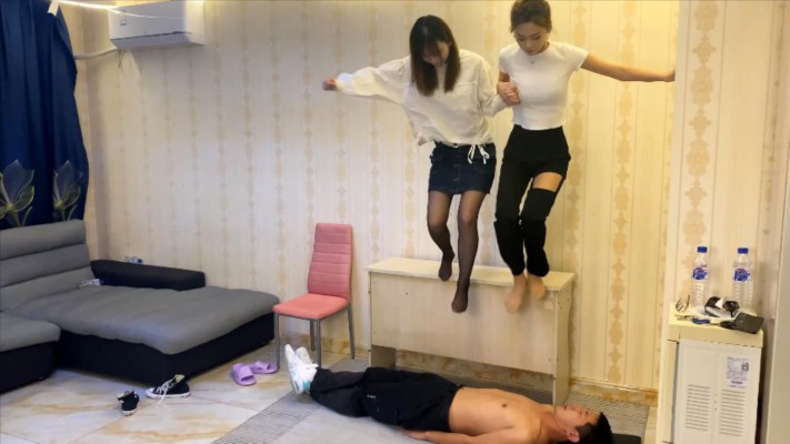 【W.K.T】—双S暴踩脚下贱狗 YC-221122