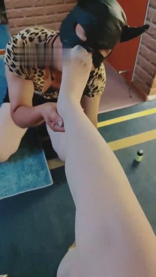 【东营天香百合】肉丝高跟羞辱小霸王 bf15677