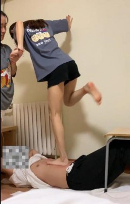 【萝莉酱】学生姐妹花跳踩地狱00后在校学生素人高难度挑战跳踩人肉毯子_HD绳艺资源