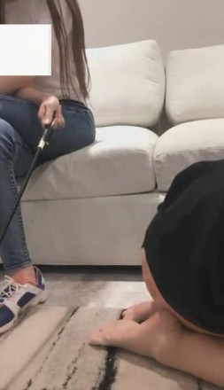 ViVi，抽女奴屁屁