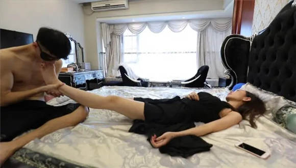 〖H.P.L栖心之栈〗—弟弟偷舔熟睡的微希玉足