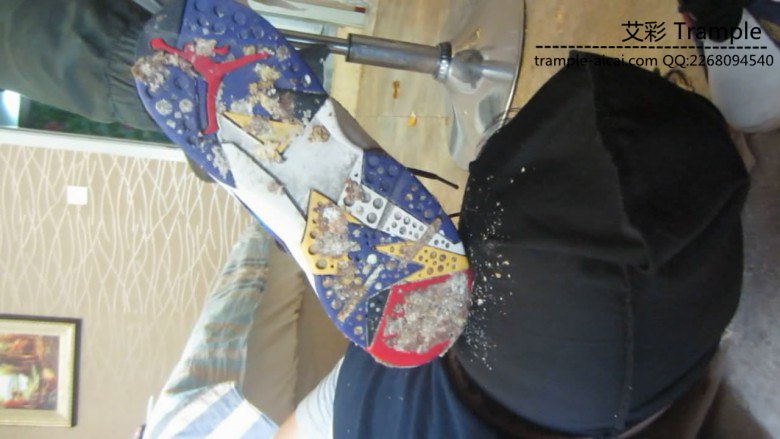 篮球长腿美女aj脏篮球鞋踩踏喂食语言羞辱