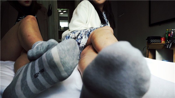 【校园女流氓】POV臭原味谈笑间羞辱除臭脚奴